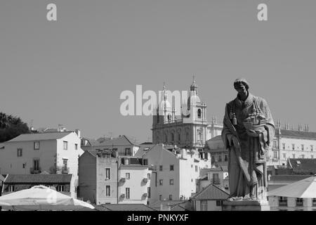 Statue de Lisbonne à Sao Vicente et l'église de São Vicente de Fora statue de St Vincent Church Belvédère Portas do Sol Portugal Lisbonne Banque D'Images