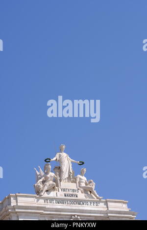 Statues sur haut de la Rua Augusta Arch à Lisbonne ville capitale de Portugal construite pour commémorer la reconstruction de la ville après le tremblement de terre de 1755 Banque D'Images