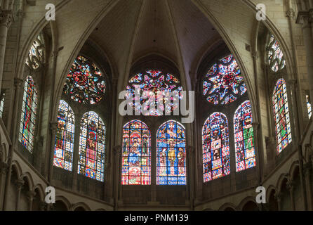 Le choeur de la cathédrale de windows, Bourgogne, France, Europe Banque D'Images