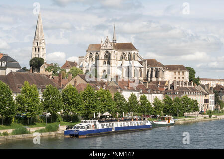 La péniche d'Auxerre, restaurant flottant, amarré devant l'abbaye de Saint-Germain d'Auxerre, Bourgogne, France, Europe Banque D'Images