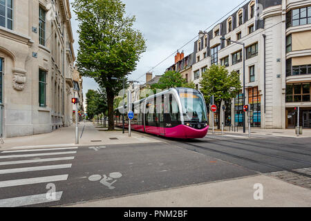 DIJON, FRANCE - Le 10 août 2017 : Rose Tramway sur fer en ville à Dijon, France. Banque D'Images