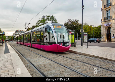 DIJON, FRANCE - Le 10 août 2017 : Rose Tramway sur fer en ville à Dijon, France. Banque D'Images