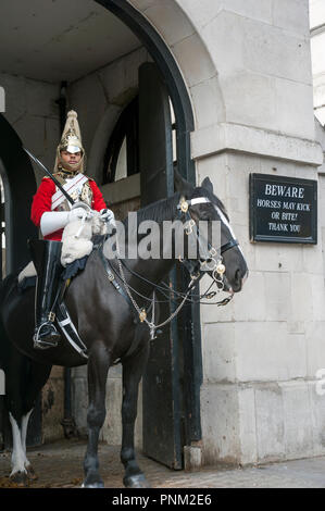 Life Guard Sentry monté sur l'extérieur de Horse Guards Parade, Londres, Royaume-Uni. Banque D'Images