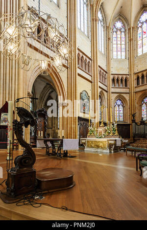 DIJON, FRANCE - Le 10 août 2017 : l'intérieur de la cathédrale de Saint benigne de Dijon France Banque D'Images