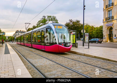 DIJON, FRANCE - Le 10 août 2017 : Rose Tramway sur fer en ville à Dijon, France. Banque D'Images