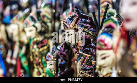 Marionnette en bois avec batik traditionnel appelé 'fabrique' wayang golek depuis Java vendu comme souvenir pour les touristes Banque D'Images