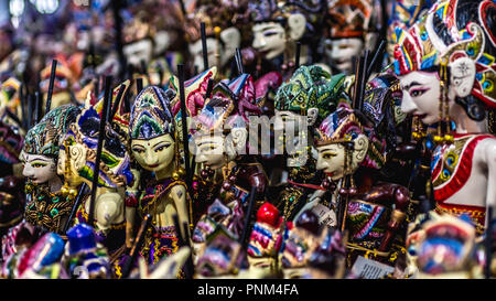 Marionnette en bois avec batik traditionnel appelé 'fabrique' wayang golek depuis Java vendu comme souvenir pour les touristes Banque D'Images