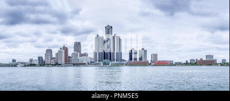 Bureaux régionaux de l'industrie automobile sur les rives de la rivière Détroit. Un groupe de bâtiments imposants est General Motors. Banque D'Images