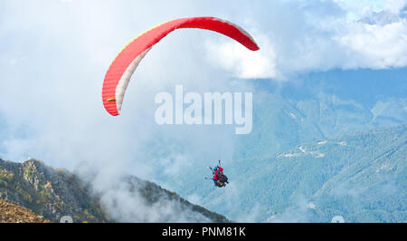 Parapente vole au-dessus d'une montagne Banque D'Images