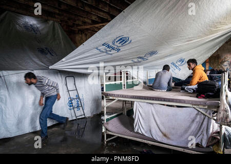 L'Europe, Bosnie, Bihac, 02 Septembre 2018 : dans la ville sur la frontière avec la Croatie le migrants vivent à l'intérieur de tentes recouvertes de plastique en raison de la pluie Banque D'Images