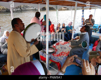 Musiciens pour vos réceptions les passagers d'un bateau sur le Nil en Egypte. Banque D'Images