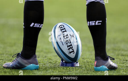 Vue générale d'un joueur de rugby se tenant au-dessus d'un ballon de rugby de marque Gilbert avant le match Gallagher Premiership à Kingston Park, Newcastle. APPUYEZ SUR ASSOCIATION photo. Date de la photo : vendredi 21 septembre 2018. Voir PA Story RUGBYU Newcastle. Le crédit photo devrait se lire comme suit : Richard Sellers/PA Wire. Banque D'Images