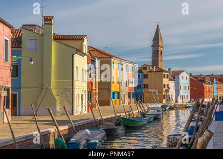 Maisons et clocher incliné, la promenade sur le canal de l'île Burano. Venise. Italie Banque D'Images