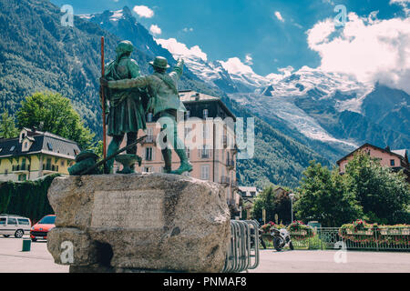 Chamonix, France - 23 août 2018 Statue de Balmat et de Saussure, Chamonix, Alpes, France. Banque D'Images