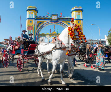 Calèche décorée en face de la porte d'entrée lumineuse, Feria de Séville, Séville, Andalousie, Espagne Banque D'Images