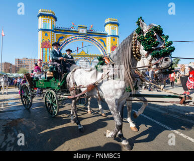 Calèche décorée en face de la porte d'entrée lumineuse, Feria de Séville, Séville, Andalousie, Espagne Banque D'Images