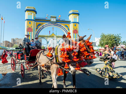 Décorées avec des ânes en face de la porte d'entrée lumineuse, Feria de Séville, Séville, Andalousie, Espagne Banque D'Images