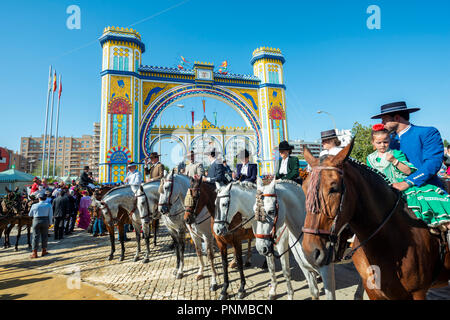 Cavalier au cheval décoré avec des vêtements traditionnels en face du portail d'entrée lumineux, Feria de Séville, Séville, Andalousie, Espagne Banque D'Images