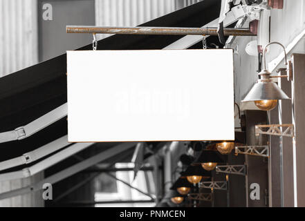 Restaurant ou un café en plein air en blanc signalisation d'immersive pour ajouter le logo de la société Banque D'Images