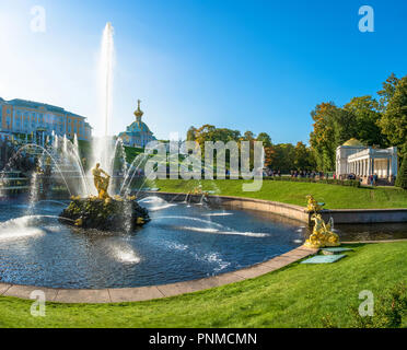 Peterhof, Russie - le 28 septembre 2017 : la fontaine Samson en automne, journée ensoleillée le 28 septembre 2017 à Peterhof, la Russie. Banque D'Images