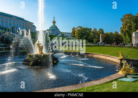 Peterhof, Russie - le 28 septembre 2017 : la fontaine Samson en automne, journée ensoleillée le 28 septembre 2017 à Peterhof, la Russie. Banque D'Images