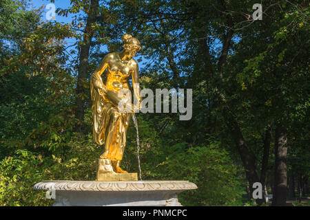 Peterhof, Russie - le 28 septembre 2017 : Fontaine de Danaid dans la journée ensoleillée d'automne le 28 septembre 2017 à Peterhof, la Russie. Banque D'Images