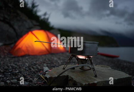 Un plateau/bouilloire avec une cuisinière à gaz. Banque D'Images