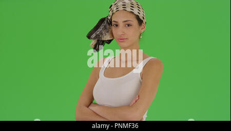 Hispanic woman posing pour un portrait de porter un bandana sur écran vert Banque D'Images