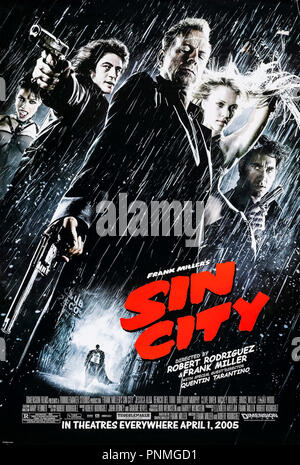 Sin City (2005) réalisé par Frank Miller, Robert Rodriguez et Quentin Tarantino et Starring Mickey Rourke, Clive Owen, Bruce Willis et Jessica Alba. Quatre contes de la ville bassin corrompus adapté de la célèbre bande dessinée de Frank Miller. Banque D'Images