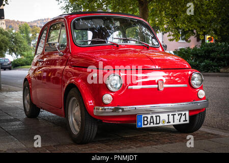 Baden Baden, Allemagne - le 19 août 2018 ; avant d'une voiture rétro Fiat 500 rouge dans les rues de Baden Baden en Allemagne Banque D'Images