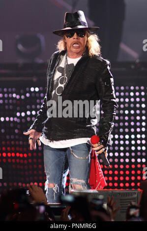 Axl Rose de Guns N' Roses se produit en concert à l'American Airlines Arena de Miami le 29 octobre 2011. Banque D'Images