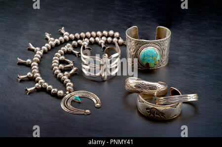 Une collection de bijoux en argent américain indigène. Squash Blossom collier, bracelet manchette avec de grandes pierres turquoise, et trois petits bracelets. Banque D'Images