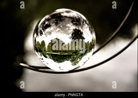 Grandes boules de verre flottant dans le prix.Große Glas Kugel Boule, die in den Raum schwimmt. Banque D'Images