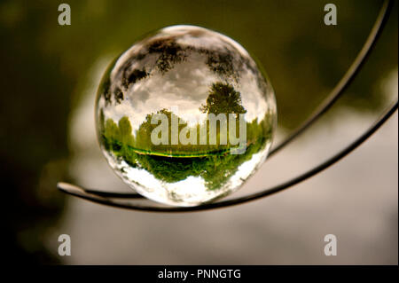 Grandes boules de verre flottant dans le prix.Große Glas Kugel Boule, die in den Raum schwimmt. Banque D'Images