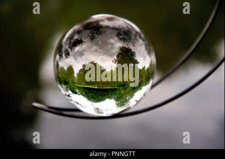 Grandes boules de verre flottant dans le prix.Große Glas Kugel Boule, die in den Raum schwimmt. Banque D'Images