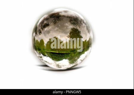 Grandes boules de verre flottant dans le prix.Große Glas Kugel Boule, die in den Raum schwimmt. Banque D'Images