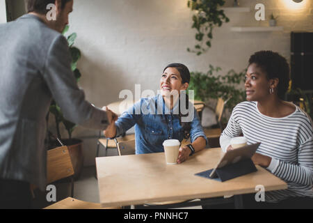 Des collègues à une réunion dans un café Banque D'Images