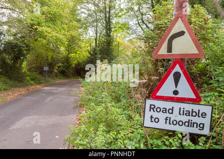 Flood warning sign on country road in England, UK Banque D'Images