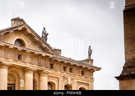 En octobre 2015, Oxford, UK - statues sur la partie supérieure de l'édifice, un des premiers Clarendon 18e siècle bâtiment néoclassique de l'Université d'Oxford. Banque D'Images