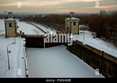 Février 2010, la Russie - écluses sur le canal de Moscou, construit entre 1932 et 1937 avec 200 000 travailleurs forcés et fournit environ la moitié de Mosco Banque D'Images