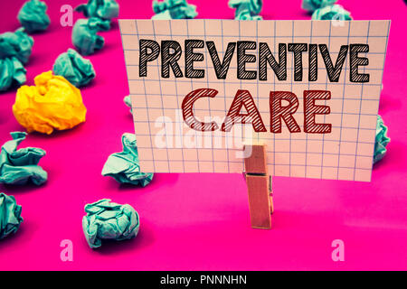 Notez par écrit indiquant les soins préventifs. Photo d'entreprise présentant les tests de diagnostic de prévention santé Consultation Médicale Clothespin tenir holding white Banque D'Images