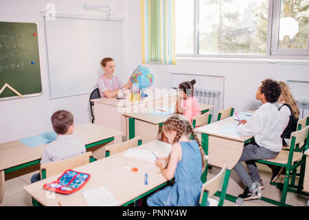 Les enfants de l'école participent activement en classe. L'éducation, les devoirs concept Banque D'Images