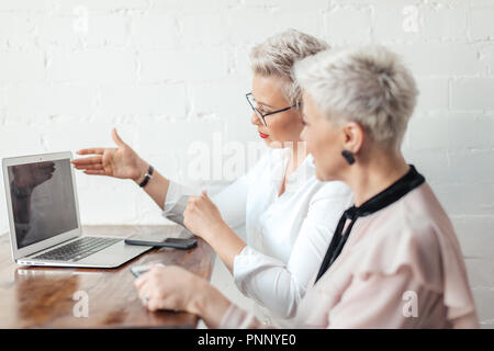 Présentation du travailleur pour sa patronne ou client Banque D'Images