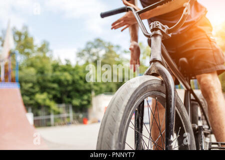 Close-up vélo BMX debout sur un skate park sur la rampe. Sport extrême Banque D'Images