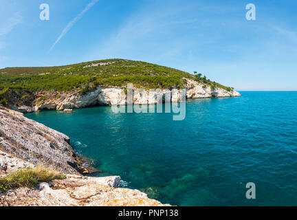 L'été sur la côte de la mer de rochers Baia di Campi Vieste Gargano sur la péninsule, les Pouilles, Italie Banque D'Images