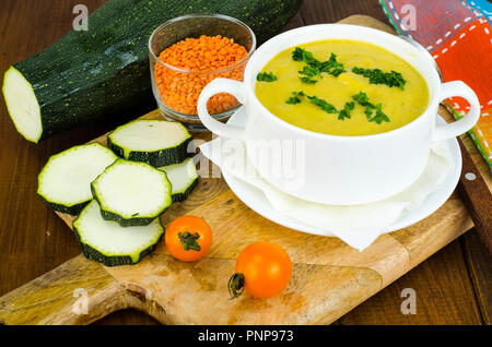 Potage à la diète avec les courgettes et les lentilles. Studio Photo Banque D'Images