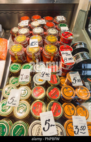 Poisson en conserve, exposition d'une variété de poissons en conserve et de bocaux de caviar letton à l'intérieur du marché central de Riga, Lettonie. Banque D'Images