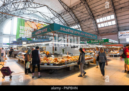 Marché de Riga, vue d'un décrochage du poisson à l'intérieur du Marché Central de Riga, dont le bâtiment est un ancien hangar Zeppelin, la Lettonie. Banque D'Images