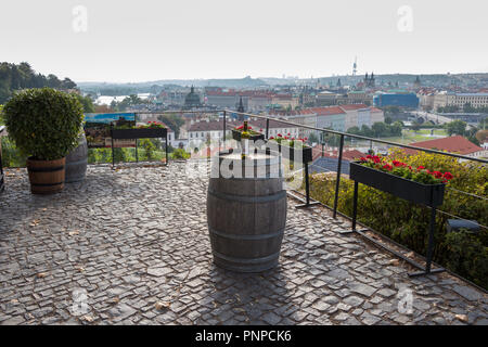 Prague, République tchèque - 25 août 2018 : Pittoresque et romantique vue sur le Prague avec une bouteille de vin Banque D'Images