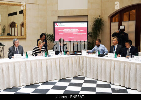 Berlin, Allemagne. Sep 21, 2018. Nora Mueller (2L), directeur général des affaires internationales de la Fondation Koerber, prend la parole lors d'un séminaire sur les relations économiques sino-germanique à Berlin, Allemagne, le 21 septembre 2018. Des experts chinois et allemands le vendredi ont assisté au séminaire co-parrainé par la Fondation Koerber et le Centre chinois pour les échanges économiques internationaux. Credit : Wang Qing/Xinhua/Alamy Live News Banque D'Images